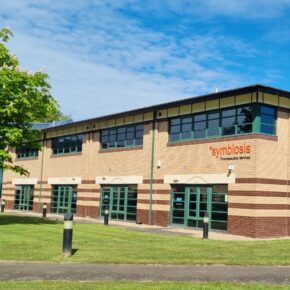  Expert clinical and commercial manufacturing